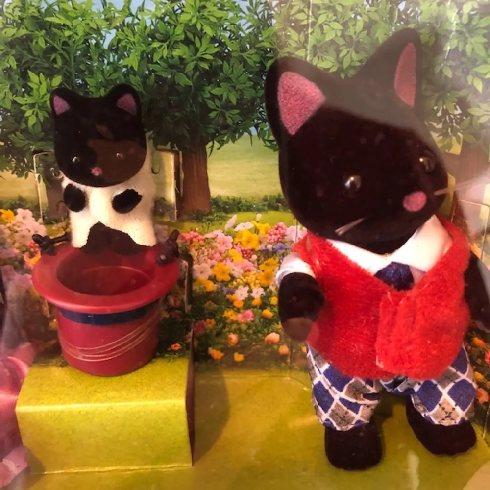 New Calico Critters Midnight Cat Family - Picture 3 of 13